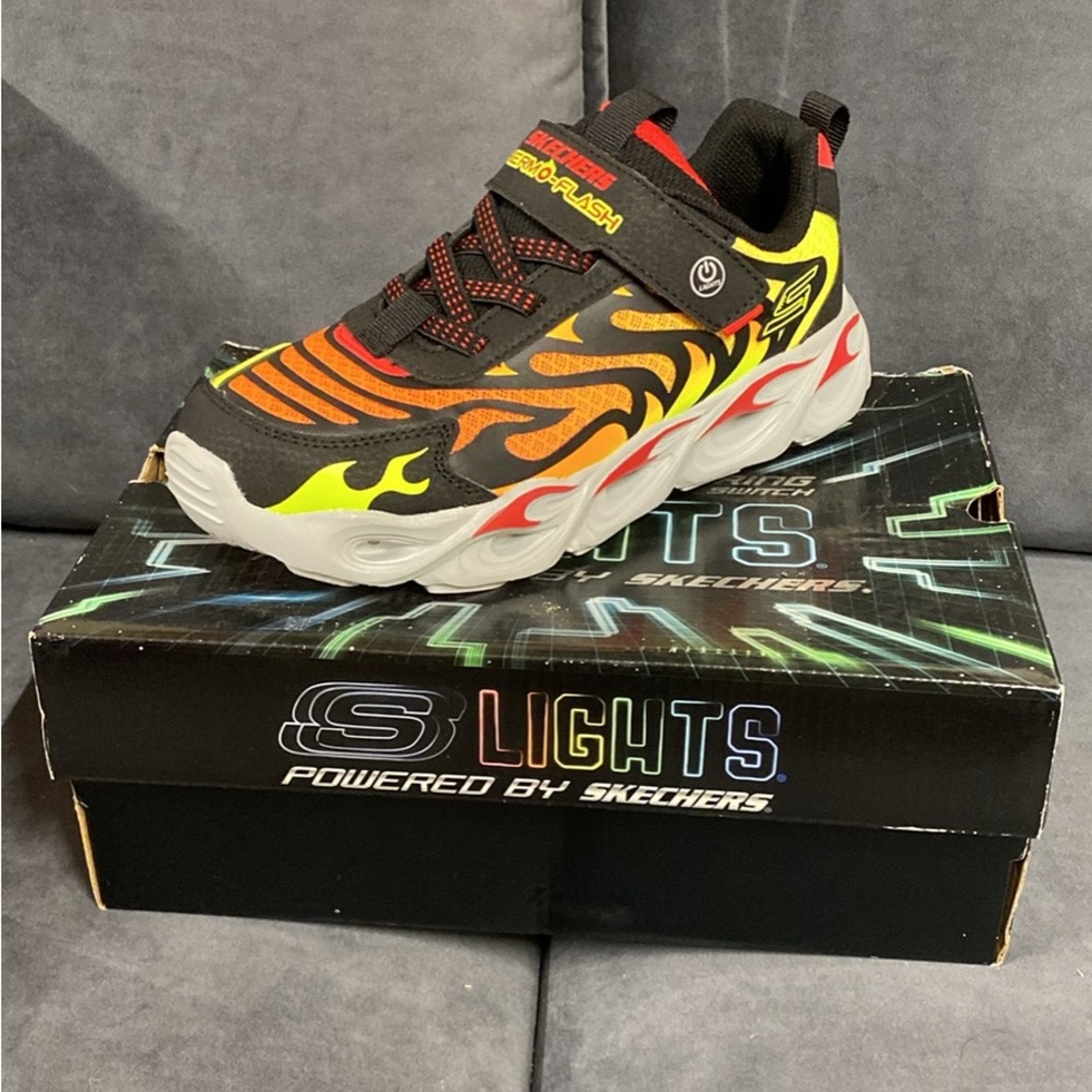 New Boys Sketcher Light Up Sneakers Sz 4.5